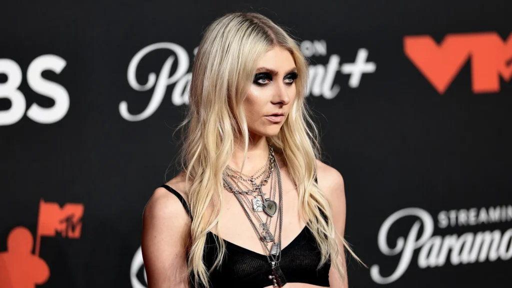 taylor momsen hospitalized spider bite